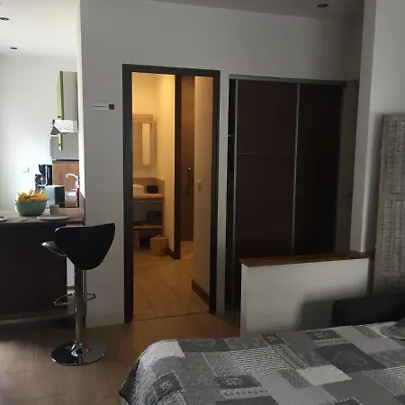 Studio Deco Bois: Central Comfort With Air Conditioning Apartment