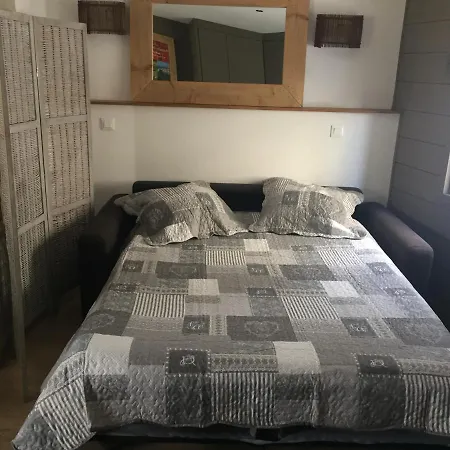 Apartment Studio Deco Bois: Central Comfort With Air Conditioning *